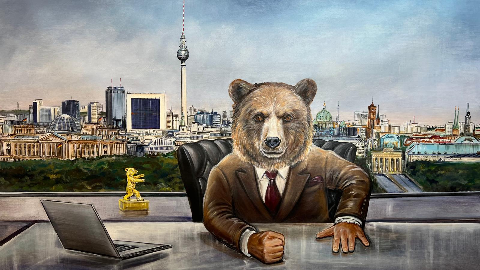 Bär im Anzug vor Berlin
